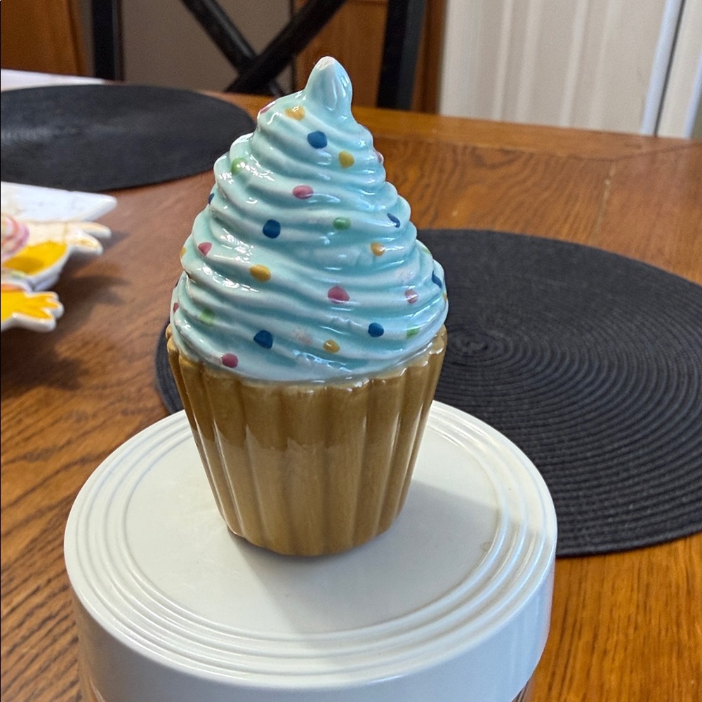 Nora Fleming canister and retired ice cream
Mini. - Picture 2 of 4